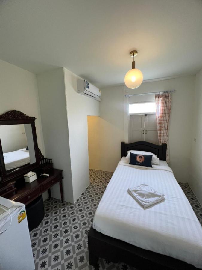 Roomquest Rim Praya Dinsor Road Bangkok Esterno foto