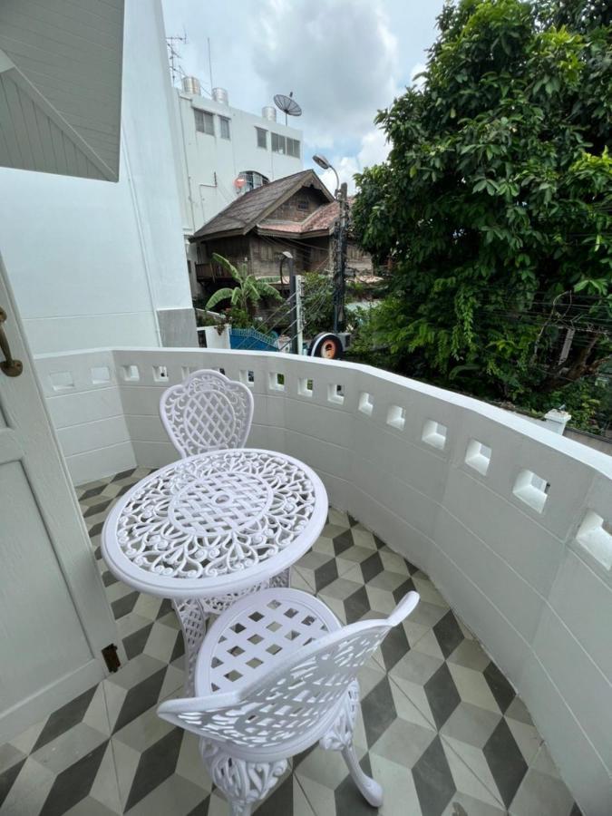 Roomquest Rim Praya Dinsor Road Bangkok Esterno foto