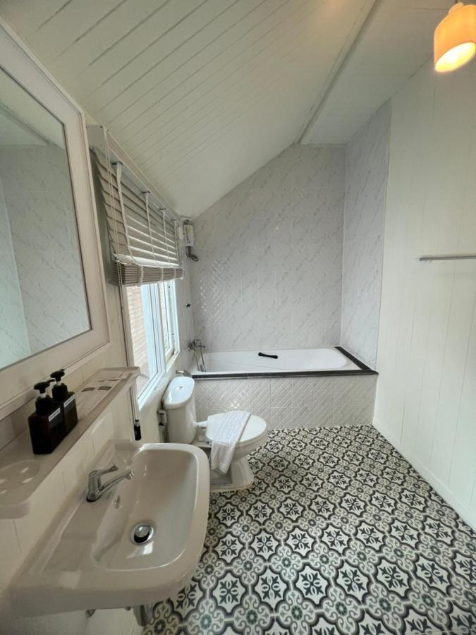 Roomquest Rim Praya Dinsor Road Bangkok Esterno foto
