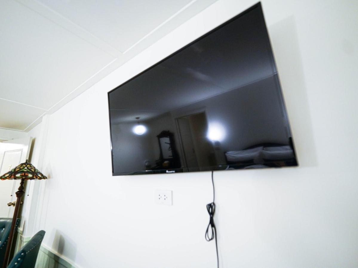 Roomquest Rim Praya Dinsor Road Bangkok Esterno foto